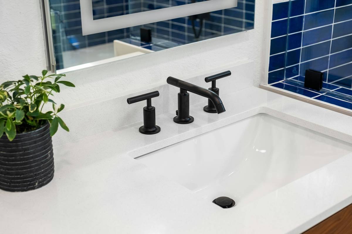 Diagram comparing swing radius of hinged vs. bi-fold shower doors in a 5x7 ft bathroom layout