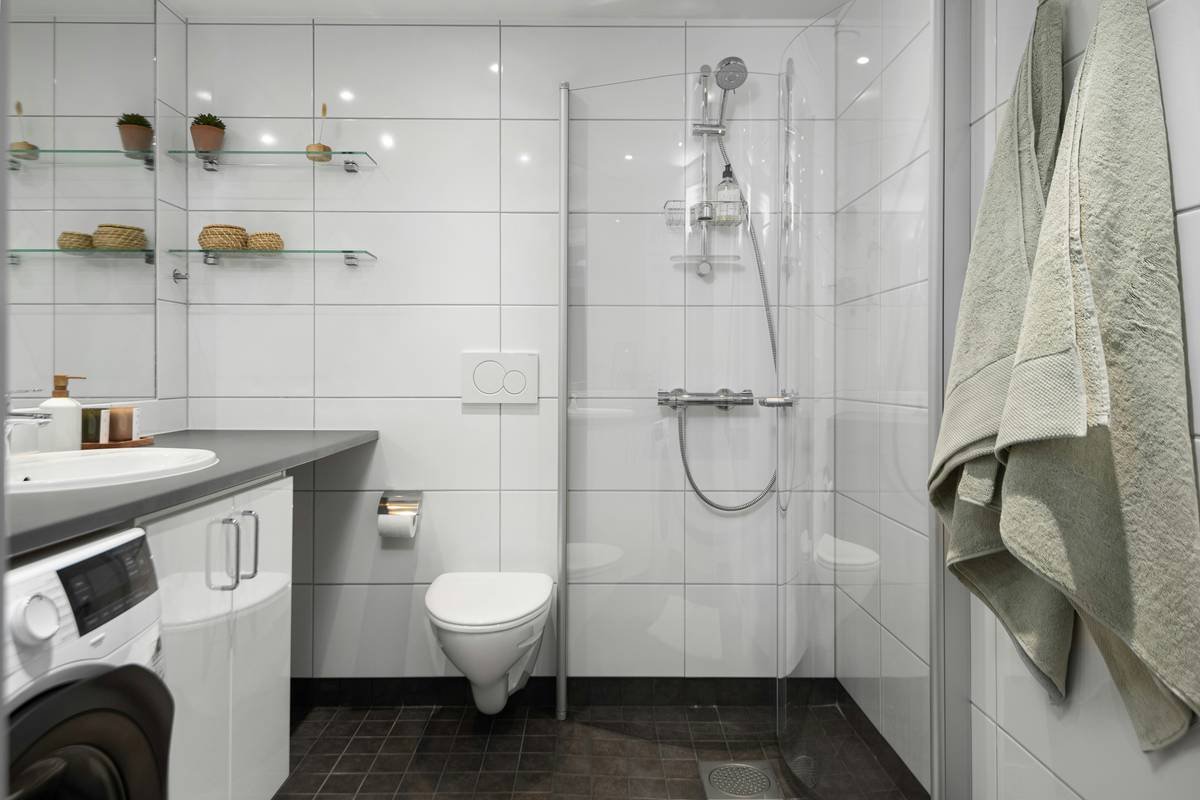 Diagram comparing swing radius of hinged vs. bi folding shower doors in a 36-inch opening